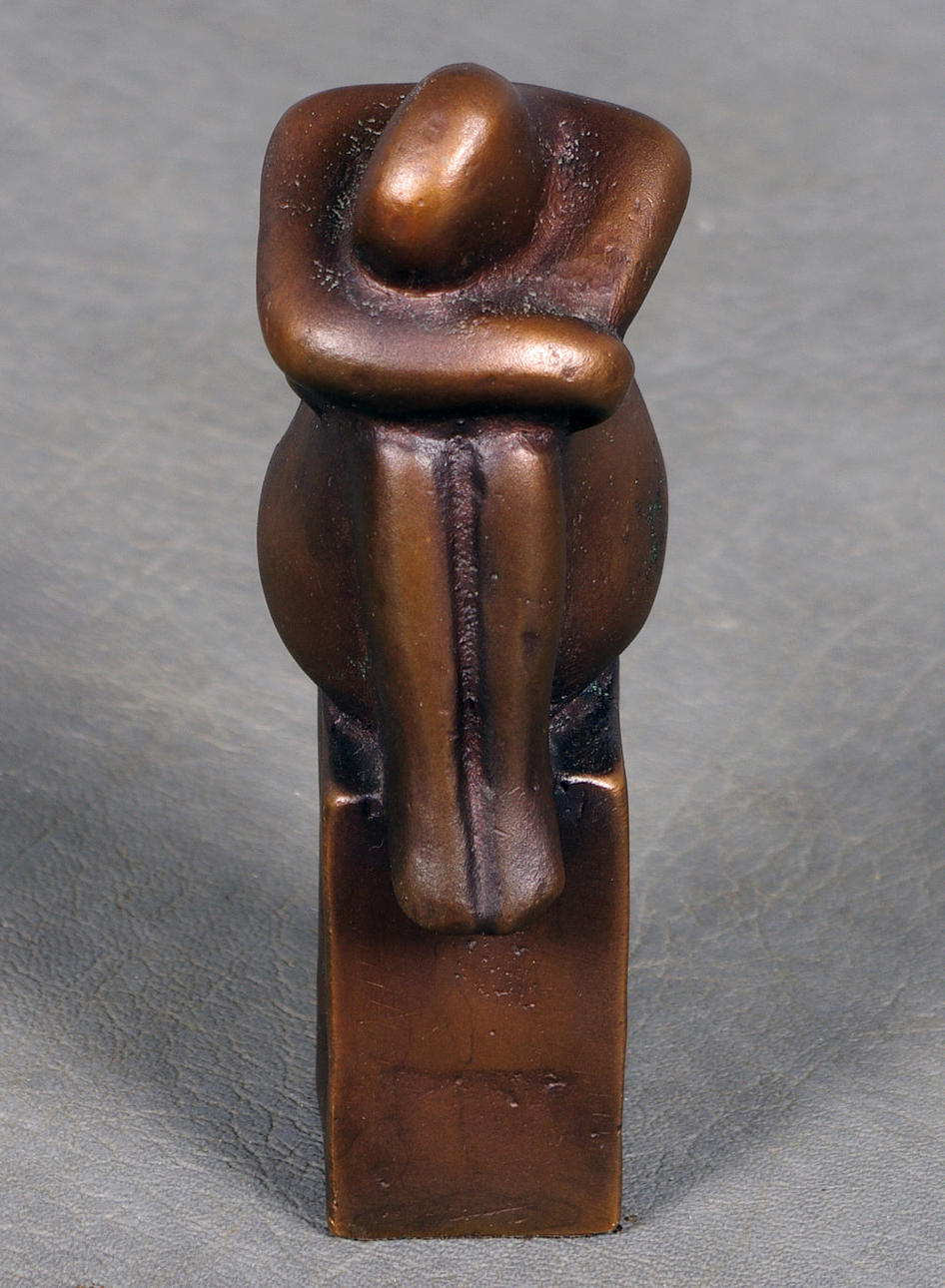 LISA LARSON. bronsskulptur, sittande kvinna.