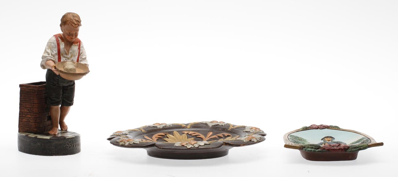 FIGURIN samt VÄGGTALLRIKAR, 3 delar, terracotta, Frankrike, 1800/1900-tal.