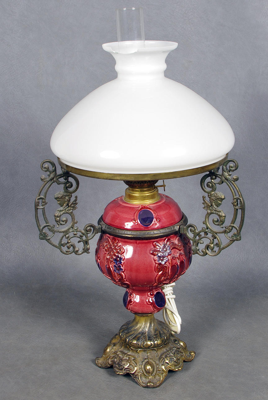 BORDSFOTOGENLAMPA, 1800-tal, majolika.