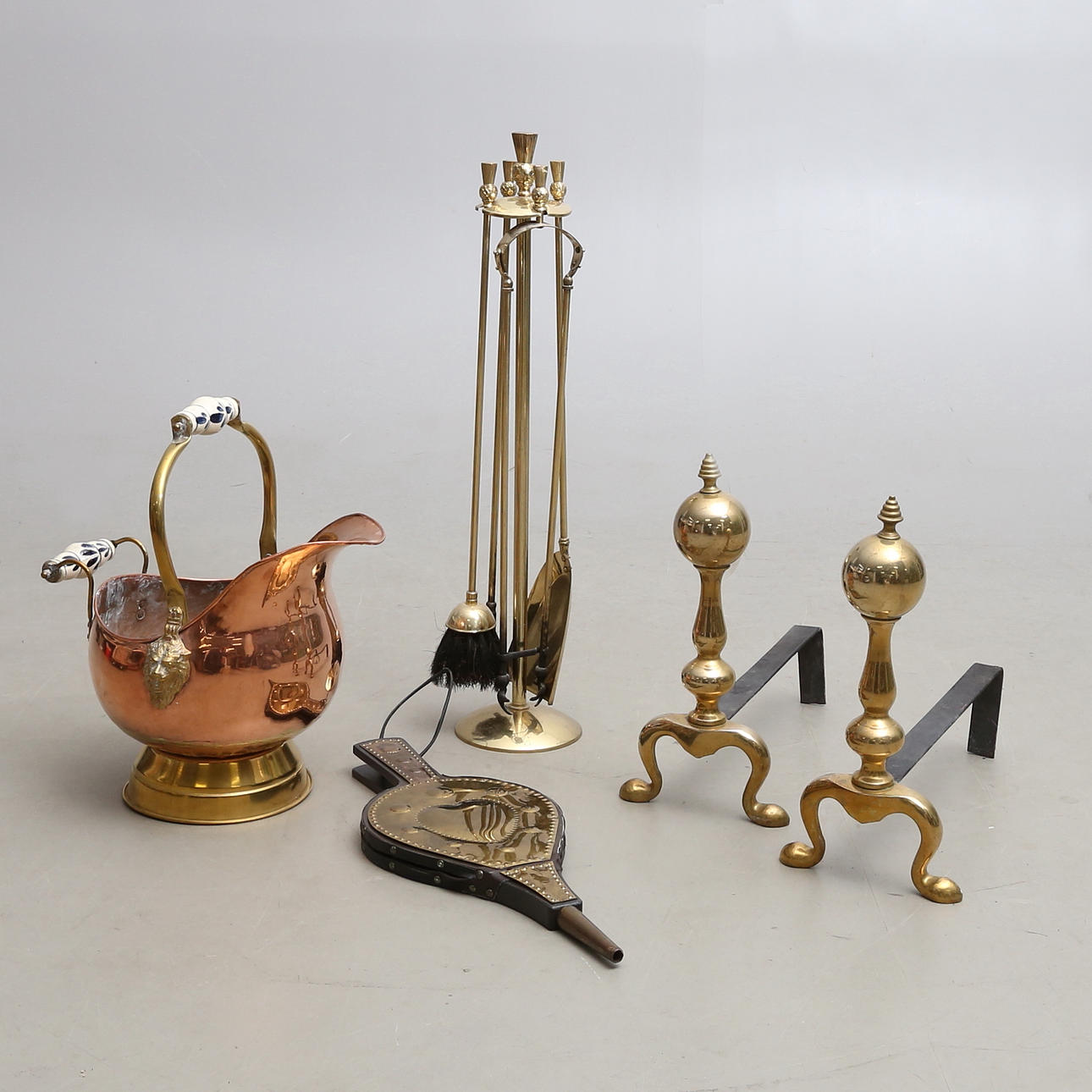 ELDSTADSTILLBEHÖR, 5 delar, bl a eldhundar samt kolhämtare, 1900-tal.