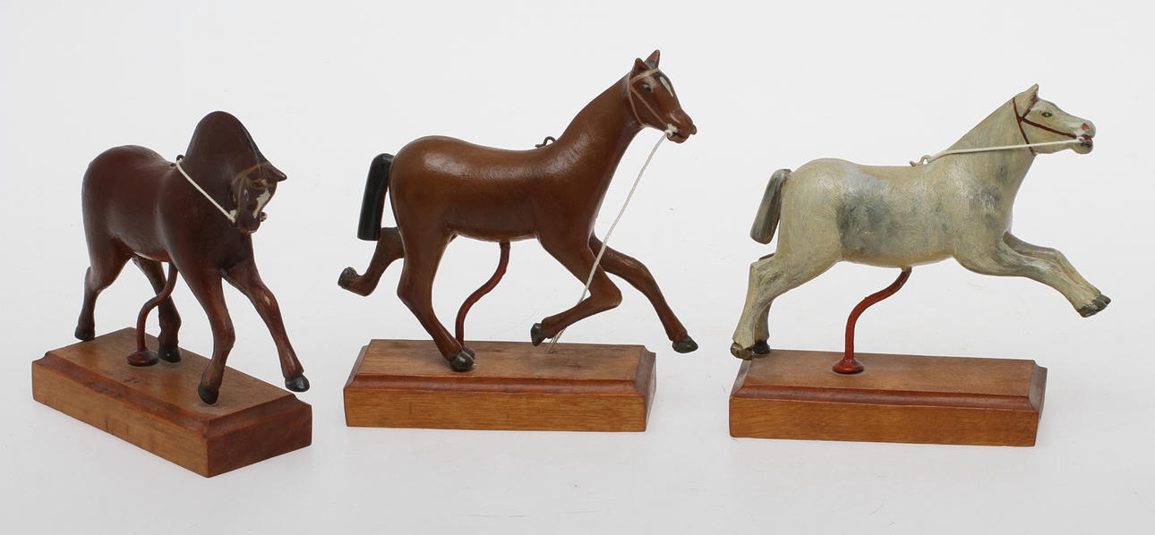 HÄSTAR 3 stycken i trä med sockel av trä.