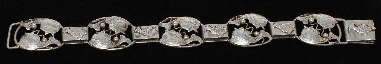 ARMBAND med dekor av fiskar, silver, Gussi Malmö 1944.