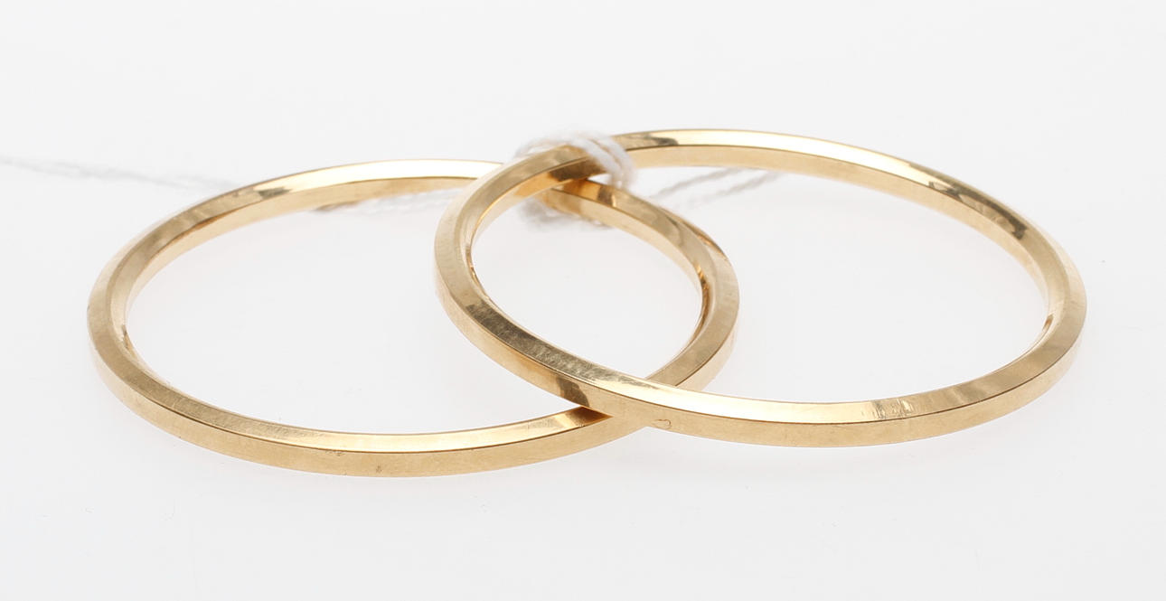ARMRINGAR, 2 st, 18k guld, vikt ca 7,5 gr.