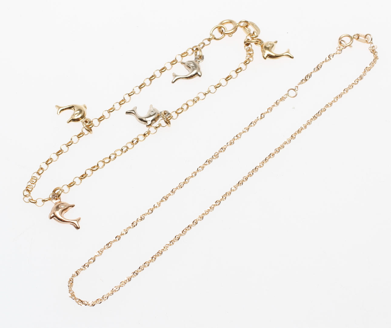 ARMBAND MED BERLOCKER samt FOTLÄNK, 18k guld, vikt ca 5,6 gr.