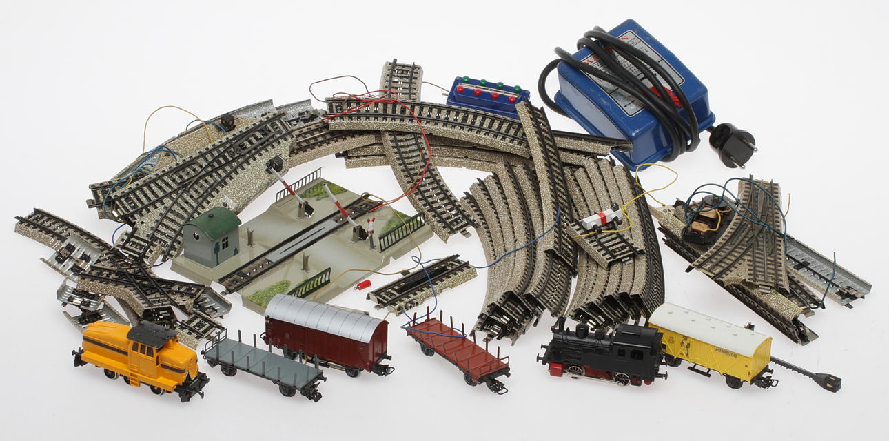 MODELLTÅG MÄRKLIN ånglok, diesellok, 4 vagnar, övergång, växlar, räls med mera.