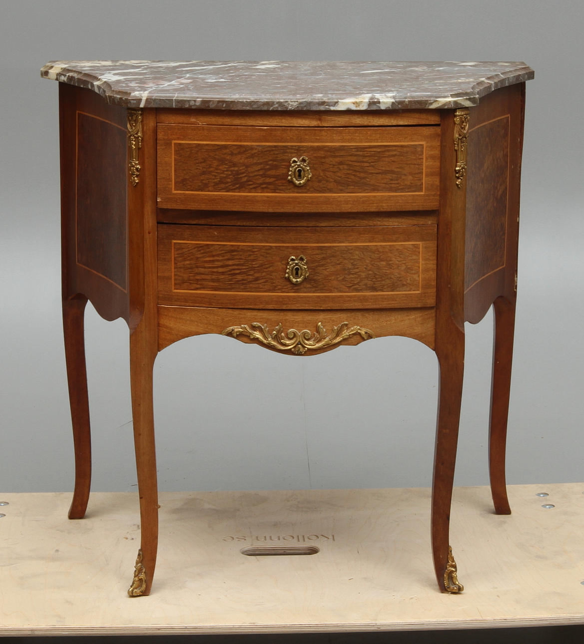 BYRÅ med stenskiva, Louis XVI-stil, 1900-tal.