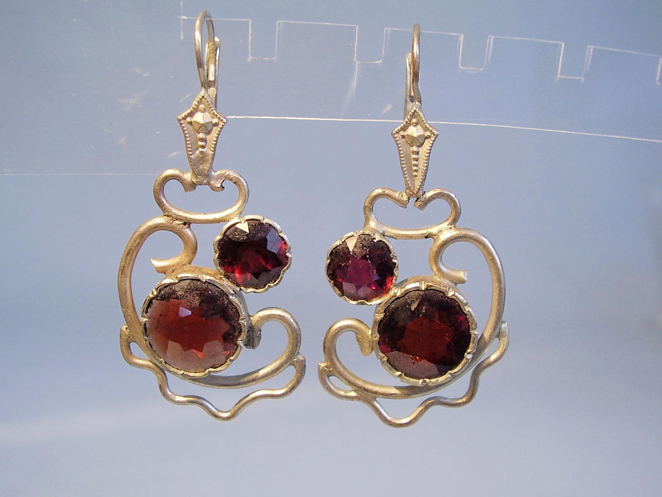 ANTIKE GRANAT OHRRINGE, um 1900.