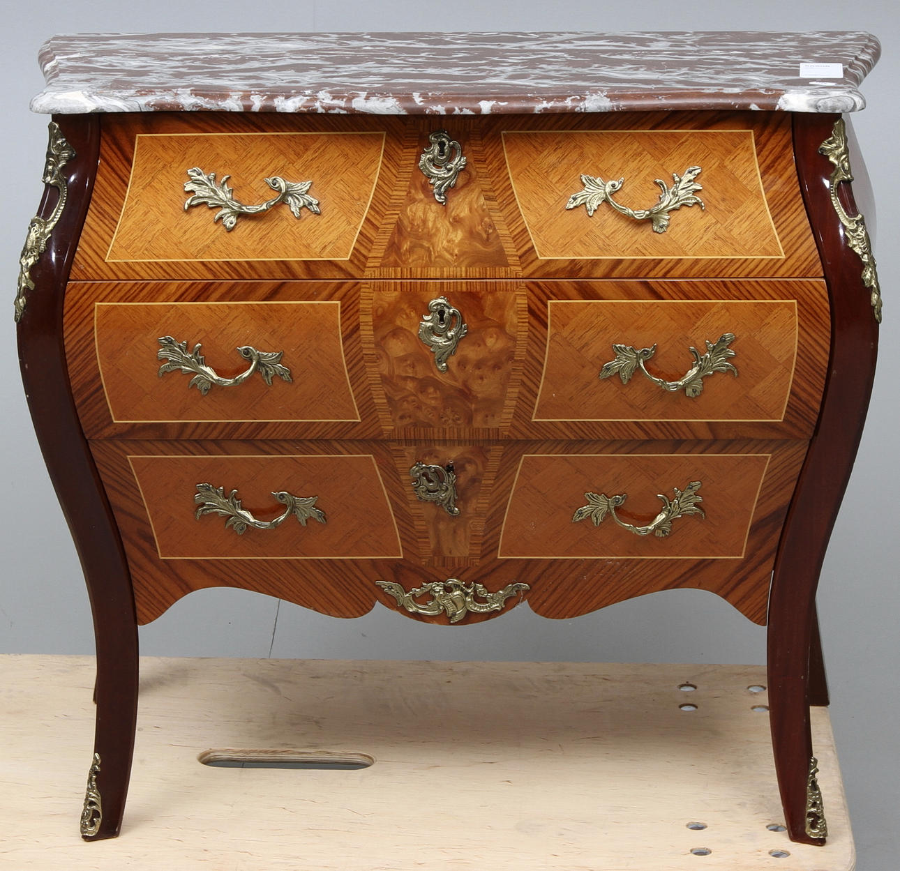 BYRÅ, rokokostil, 1900-tal.