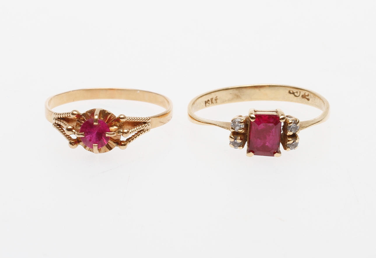 RINGAR, 2 st, 18k guld, med röda stenar, vikt ca 3 gr.