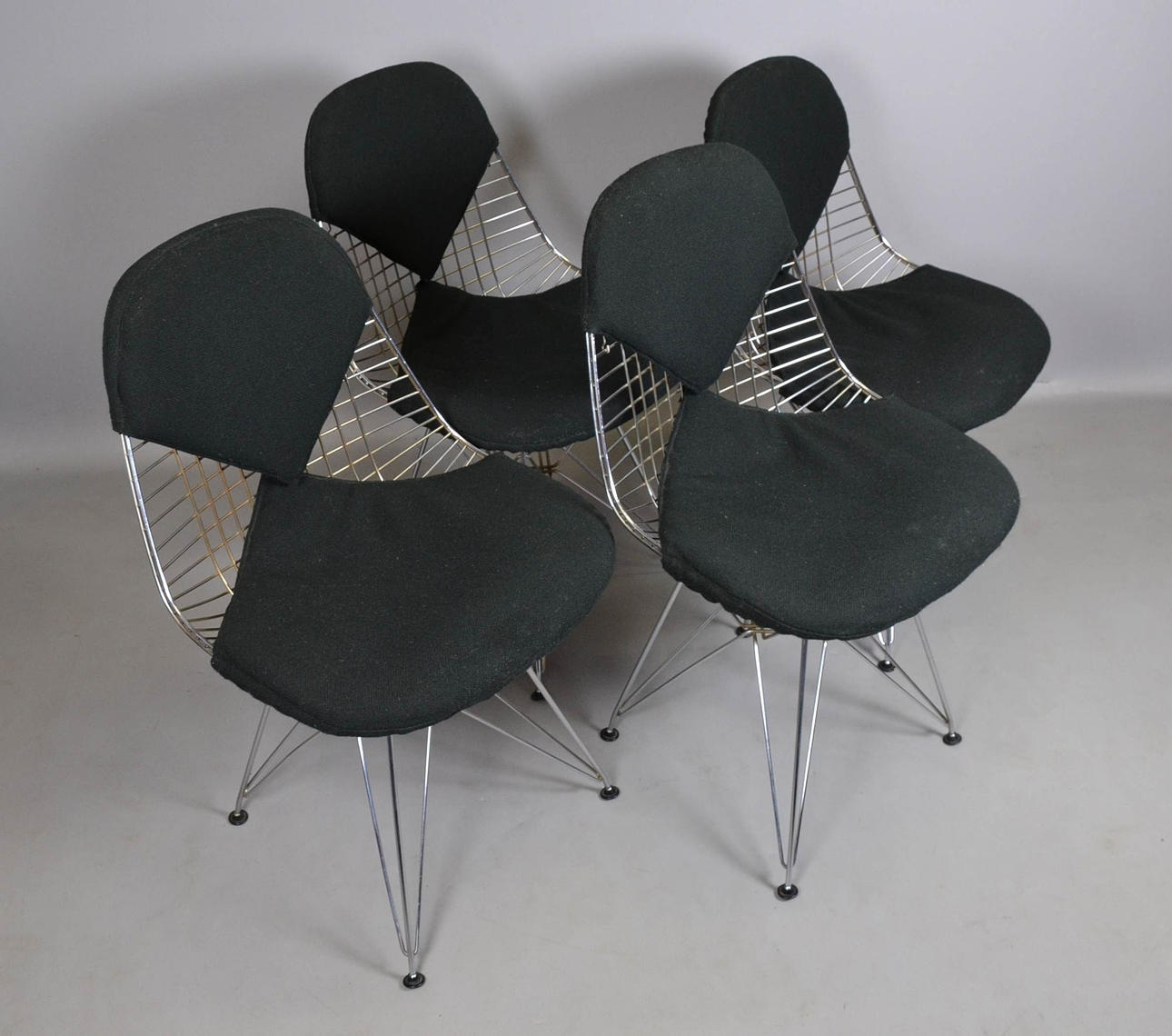 CHARLES & RAY EAMES. 4 TRÅD STOLAR.