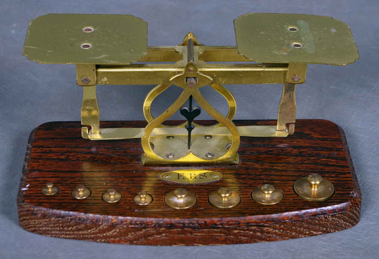 BALANSVÅG MED VIKTER.