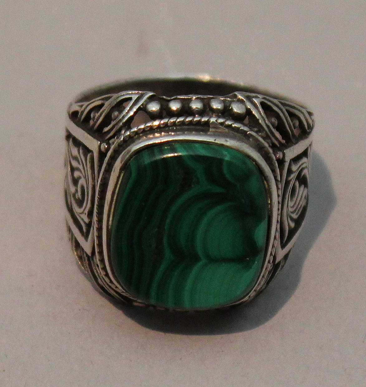 SILVERRING med grön malakitsten. 1900-tal. Ryska stämplar.