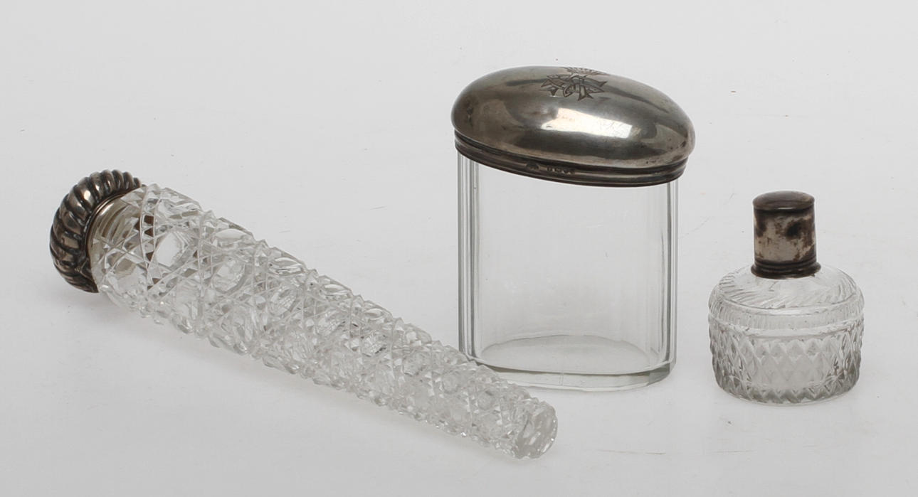 FLAKONGER 2 st samt BURK, glas och silver. 1900-tal.