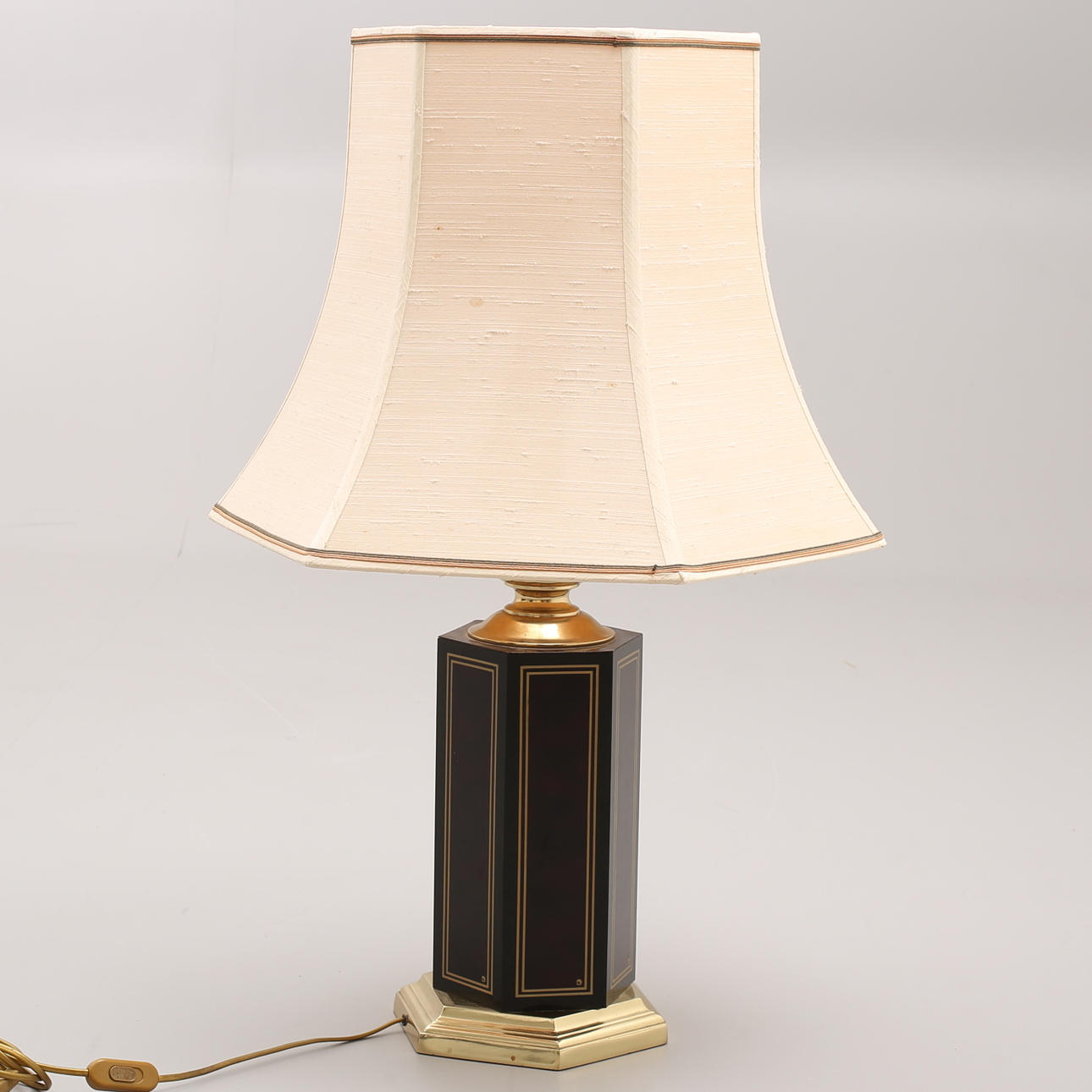 BORDSLAMPA, mässing och trä, 1900-tal.