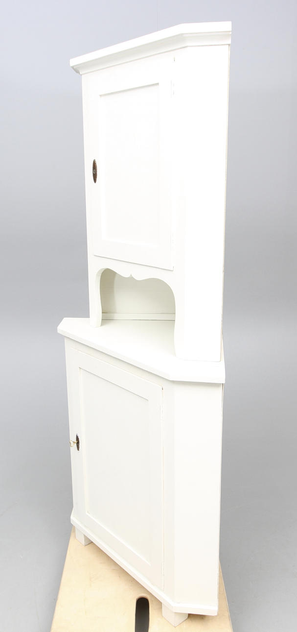 HÖRNSKÅP, 1900-tal.