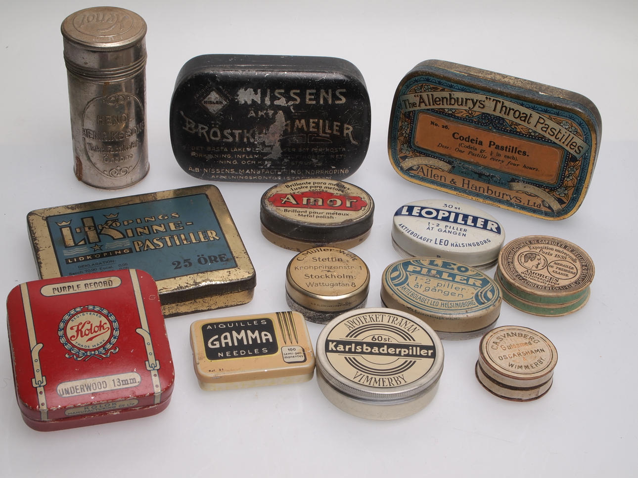 GAMLE SMÅ dåser tin & pap.