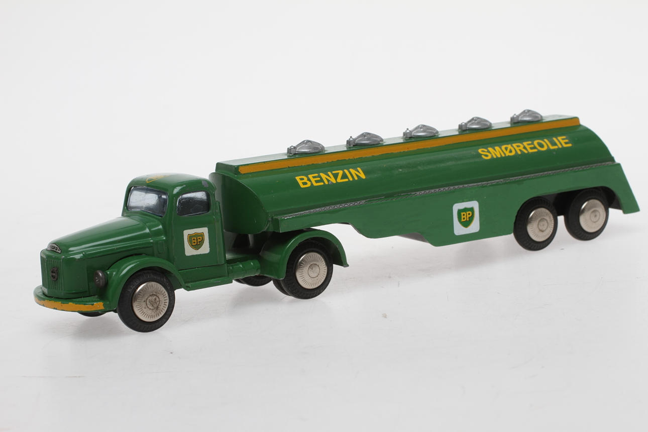 MODELLBIL TEKNO 434 VOLVO med tanktrailer BP.