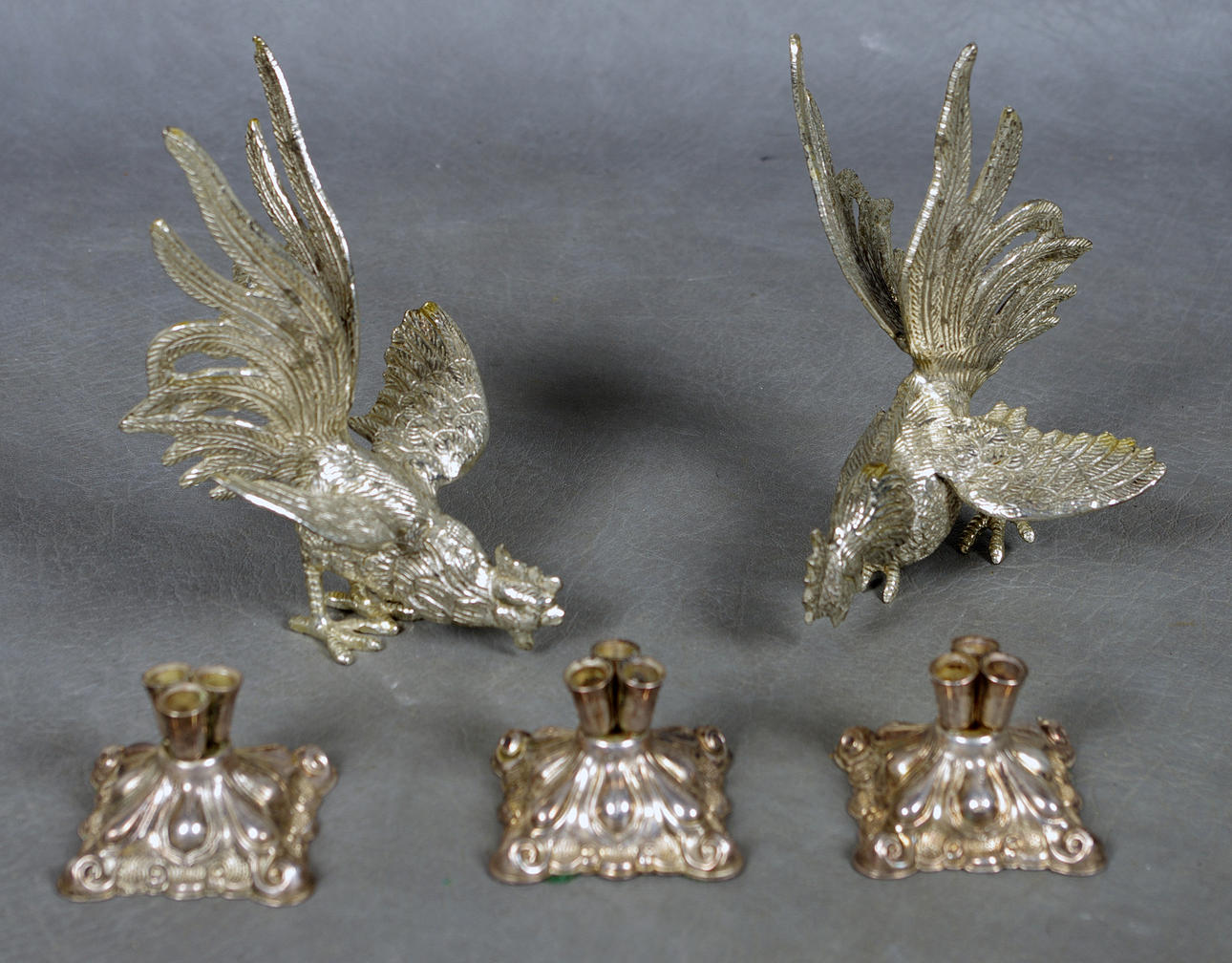 BORDSDEKORATIONER, 2 tuppar, 3 ljusstakar, nysilver.