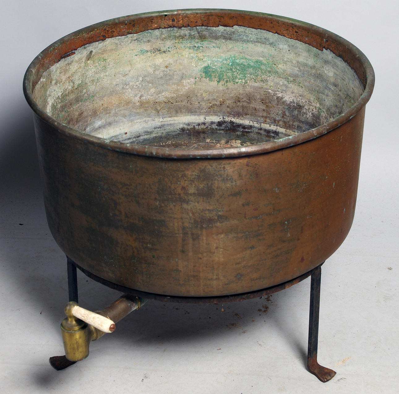 KOPPARGRYTA med tappkran och smidesställning.