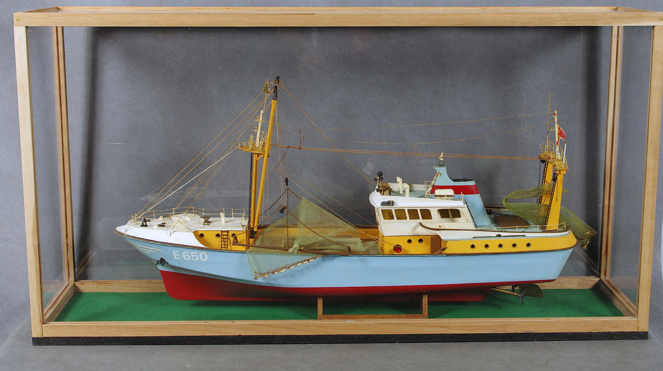 FARTYGSMODELL i glasmonter, fisketrålare.