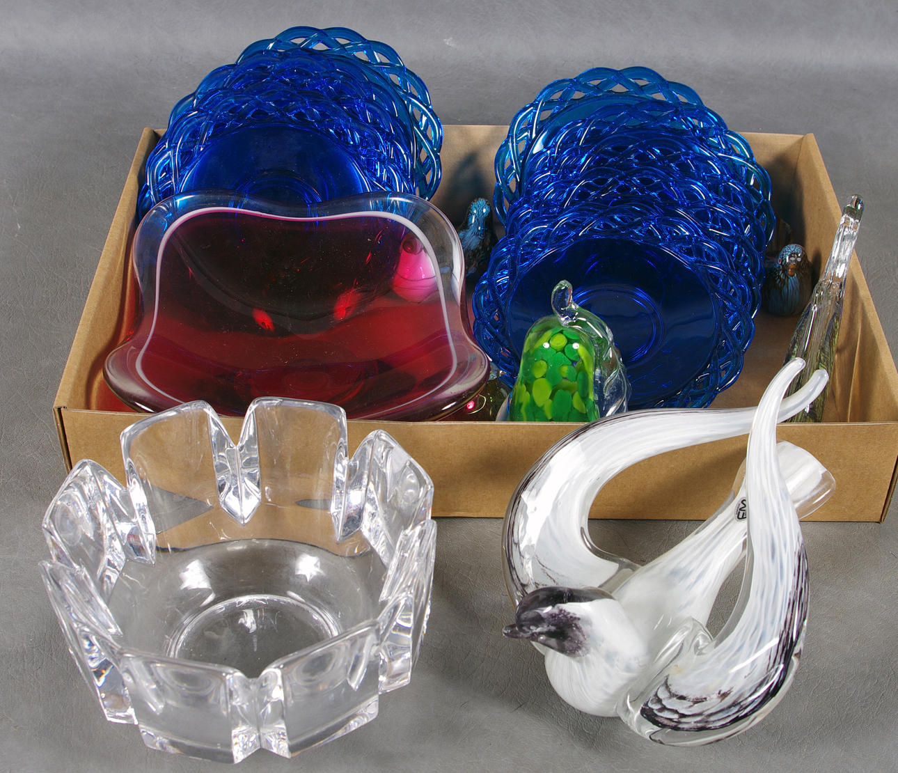 GLASFÖREMÅL, figurer, skålar samt fat.