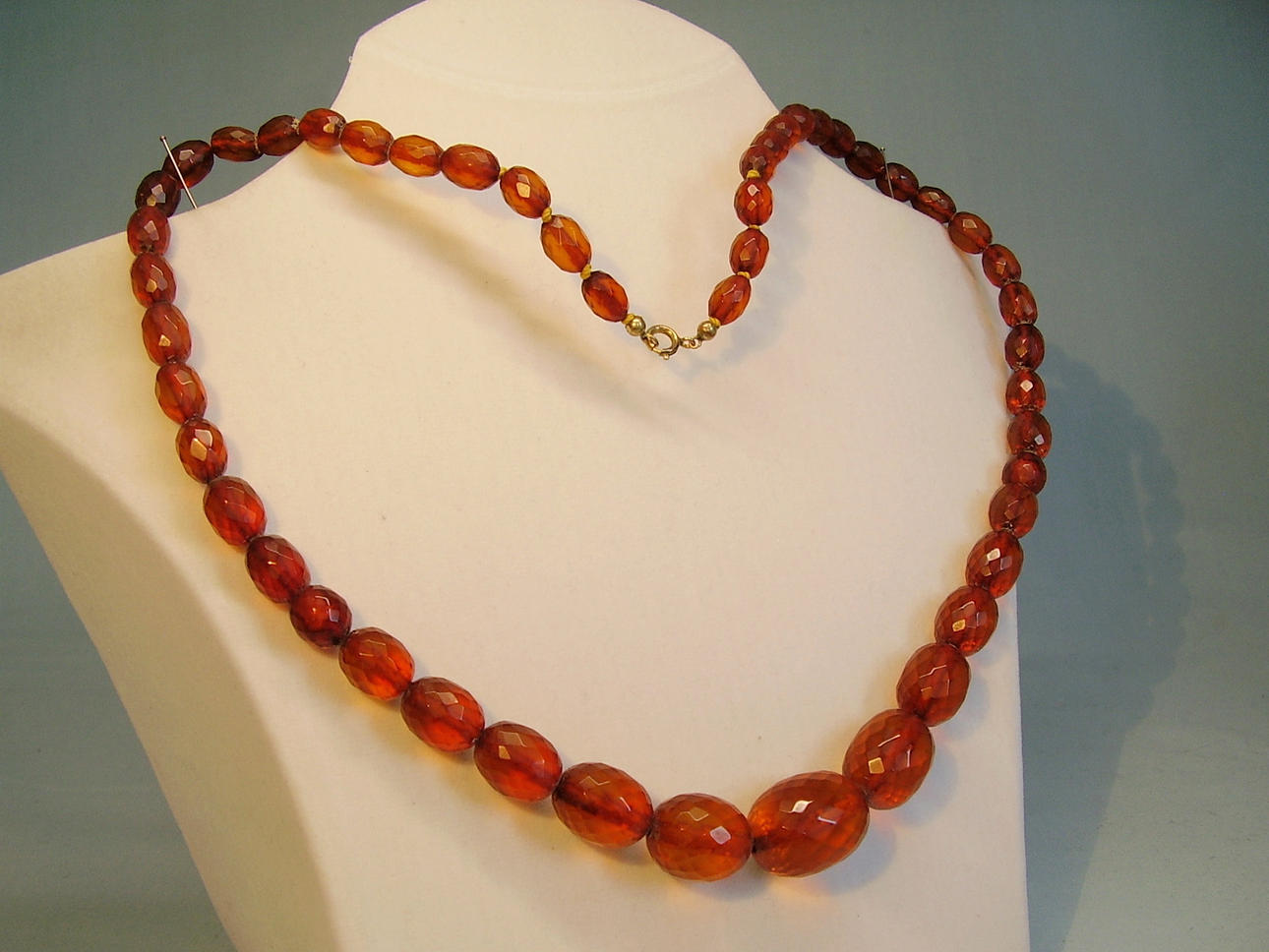 BERNSTEIN KETTE FACETTIERT, Königsberg, um 1930.