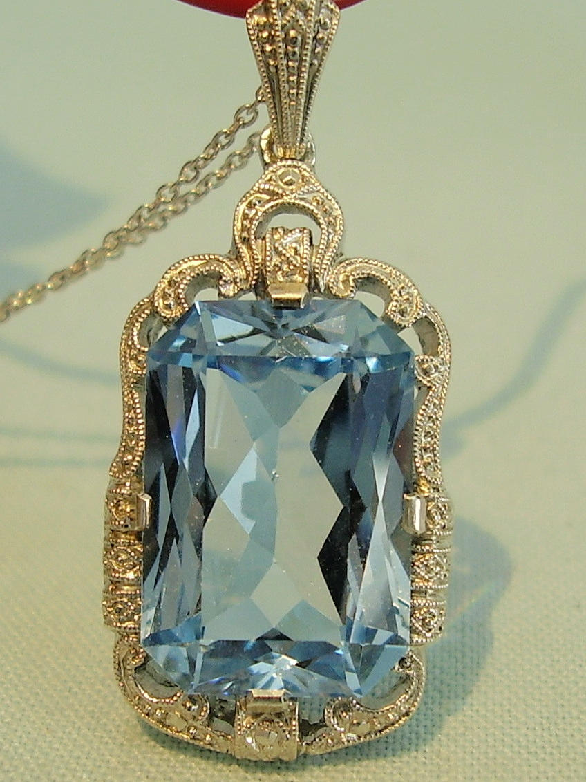 ART DECO ANHÄNGER BLAUER SPINELL.