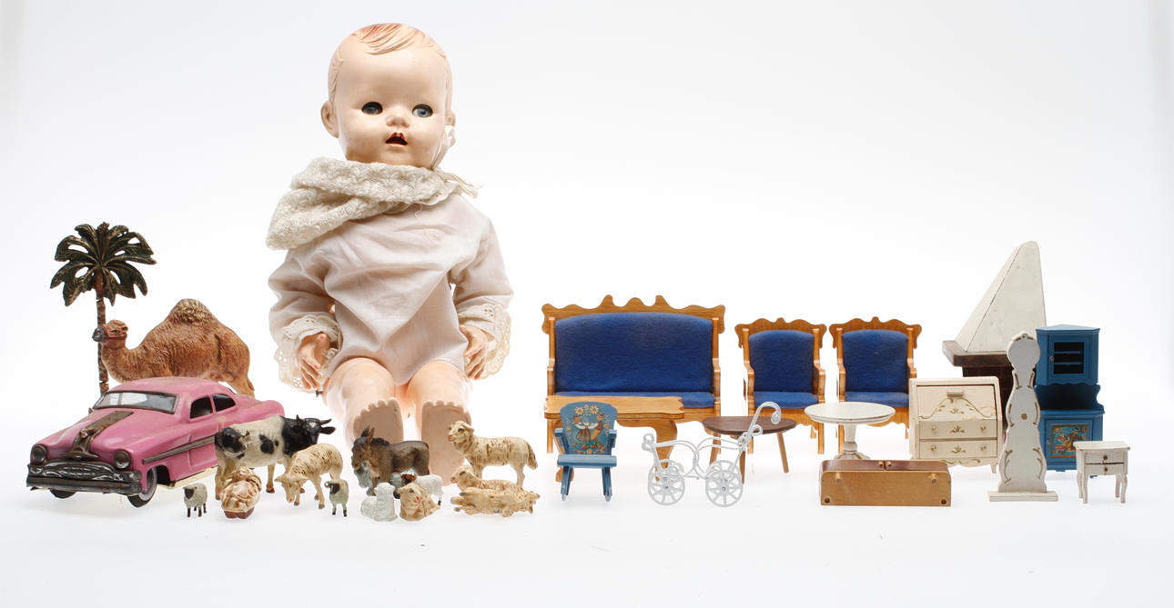 LEKSAKER, bland annat docka, Pedigree, plåtbil med mera.1900-tal.