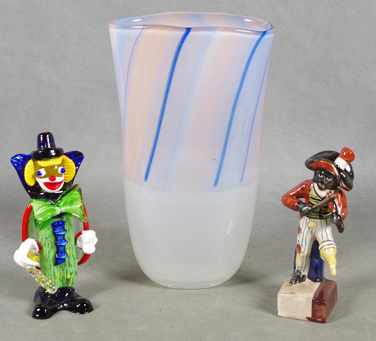 2 FIGURER SAMT VAS, glas, porslin.