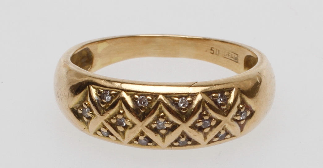 RING med STENAR, 18k guld, vikt ca 2,9 gr.