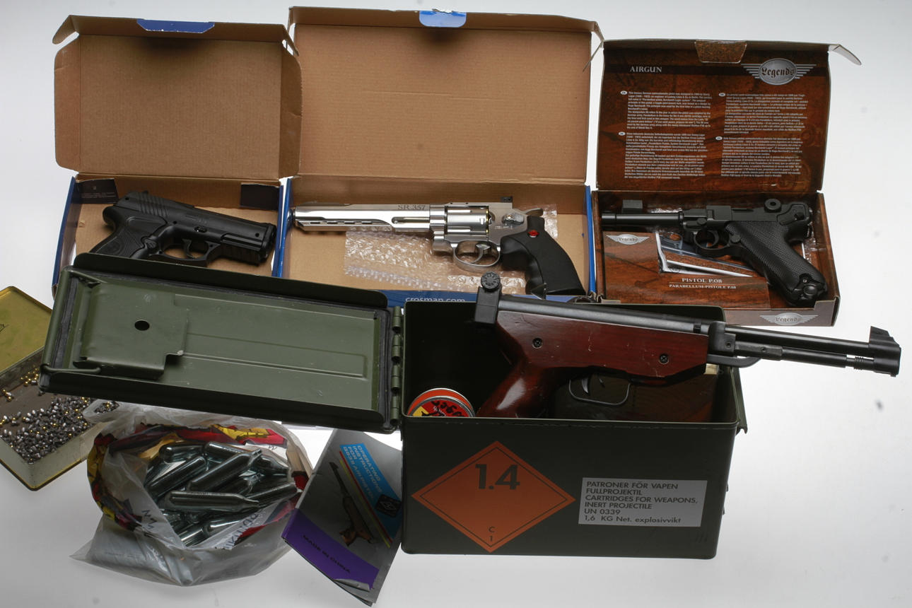 LUFTPISTOL samt KOLSYREPISTOLER, 4 st samt tillbehör.