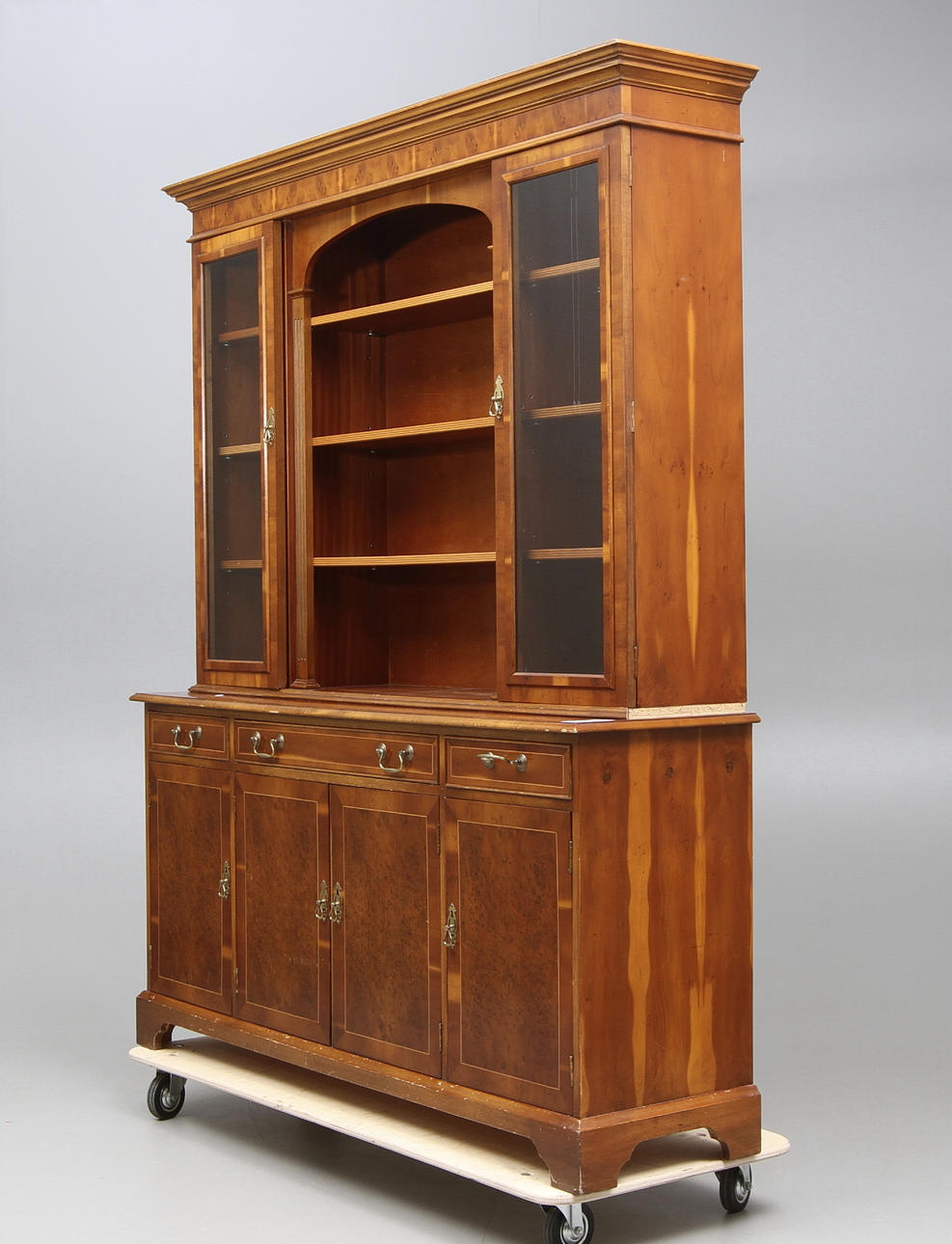 HYLLA MED SKÅP, England, 1900-talets andra hälft.