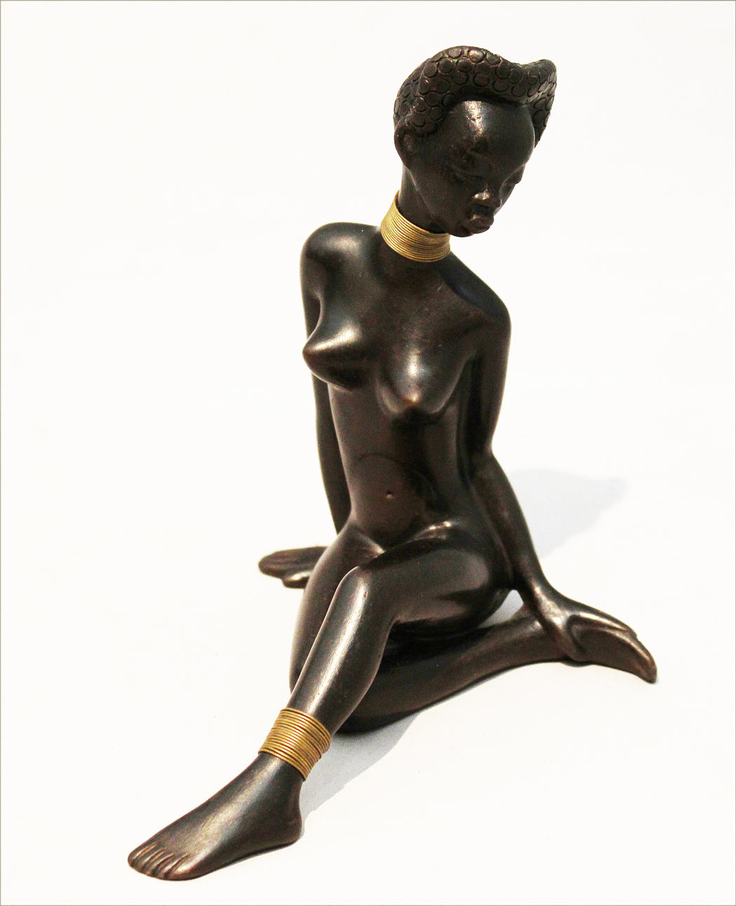 FIGURIN, Afrikansk modell i keramik. Märkt Anzenbruber, (Wien, Österrike). Signerad R.