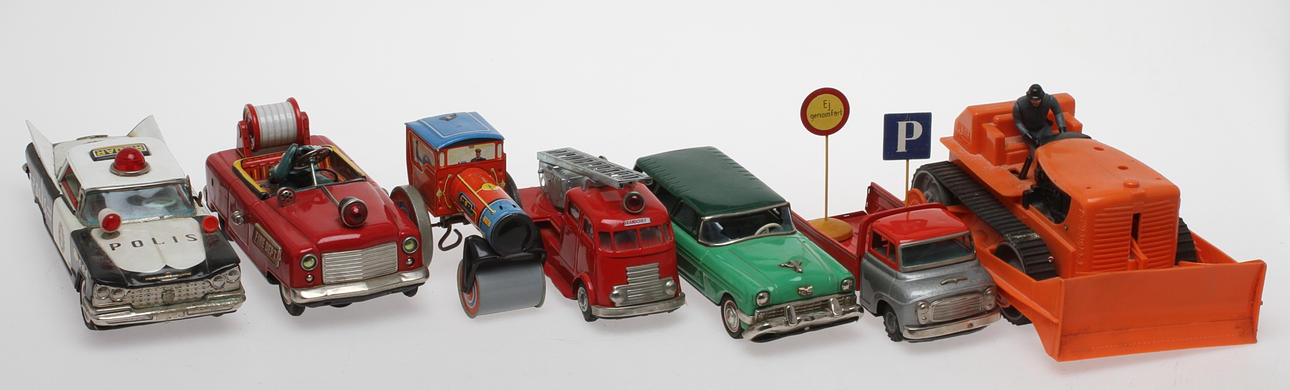 BILAR 6 stycken i plåt och traktor i plast, Bandai, Technofix med mera.