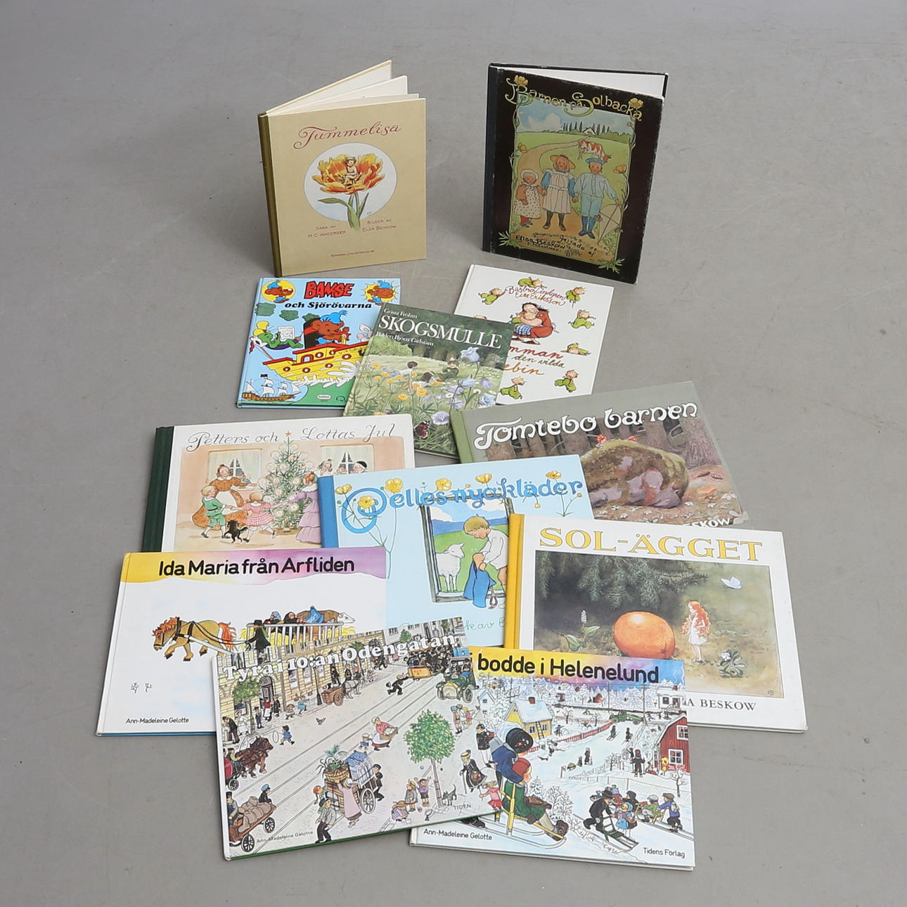 BARNBÖCKER, 12 st, främst Elsa Beskow, 1900-tal.
