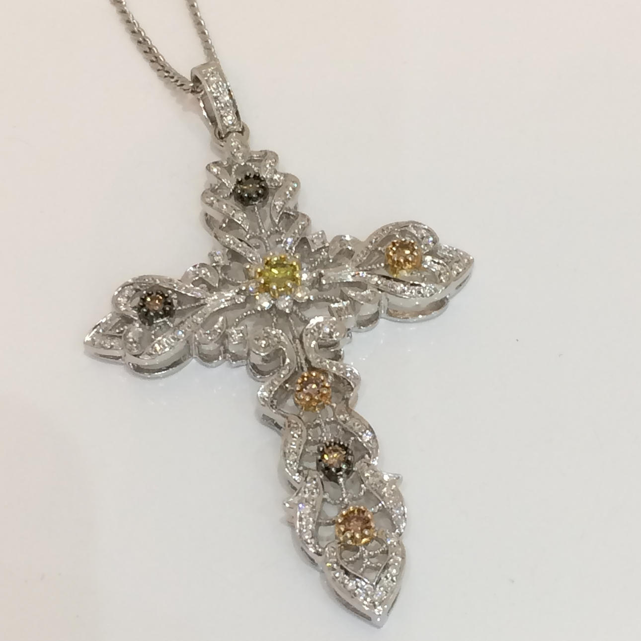 COLGANTE CRUZ GRANDE DIAMANTE Y CADENA.