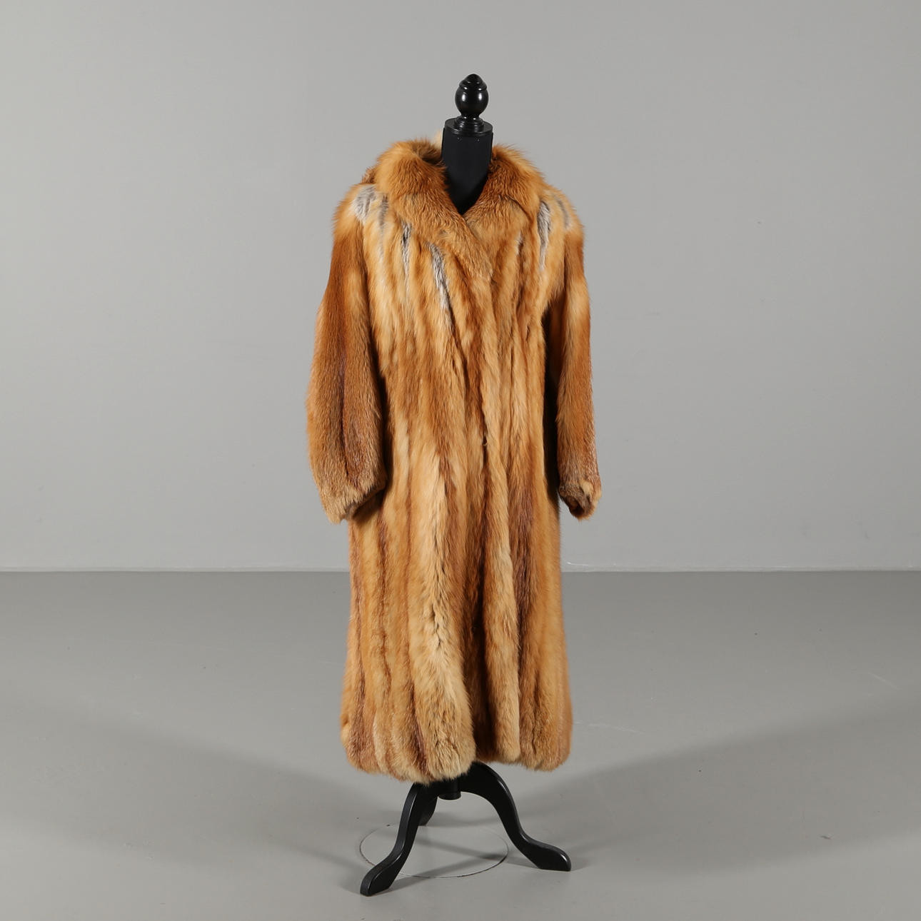 FUR COAT, fox, with removable hood.