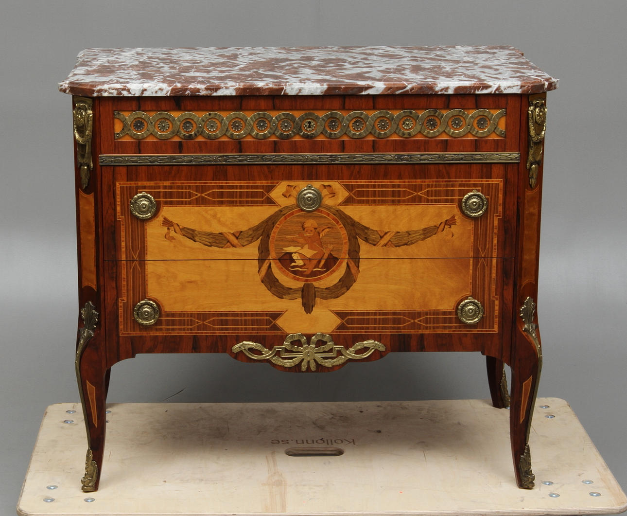 BYRÅ, med stemskiva, gustaviansk stil, 1900-tal.