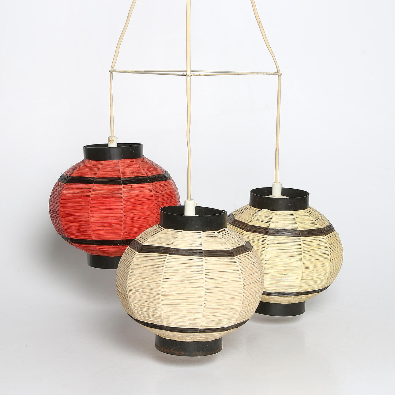 DECKENLAMPE, Bast und Metall, 1950er Jahre.