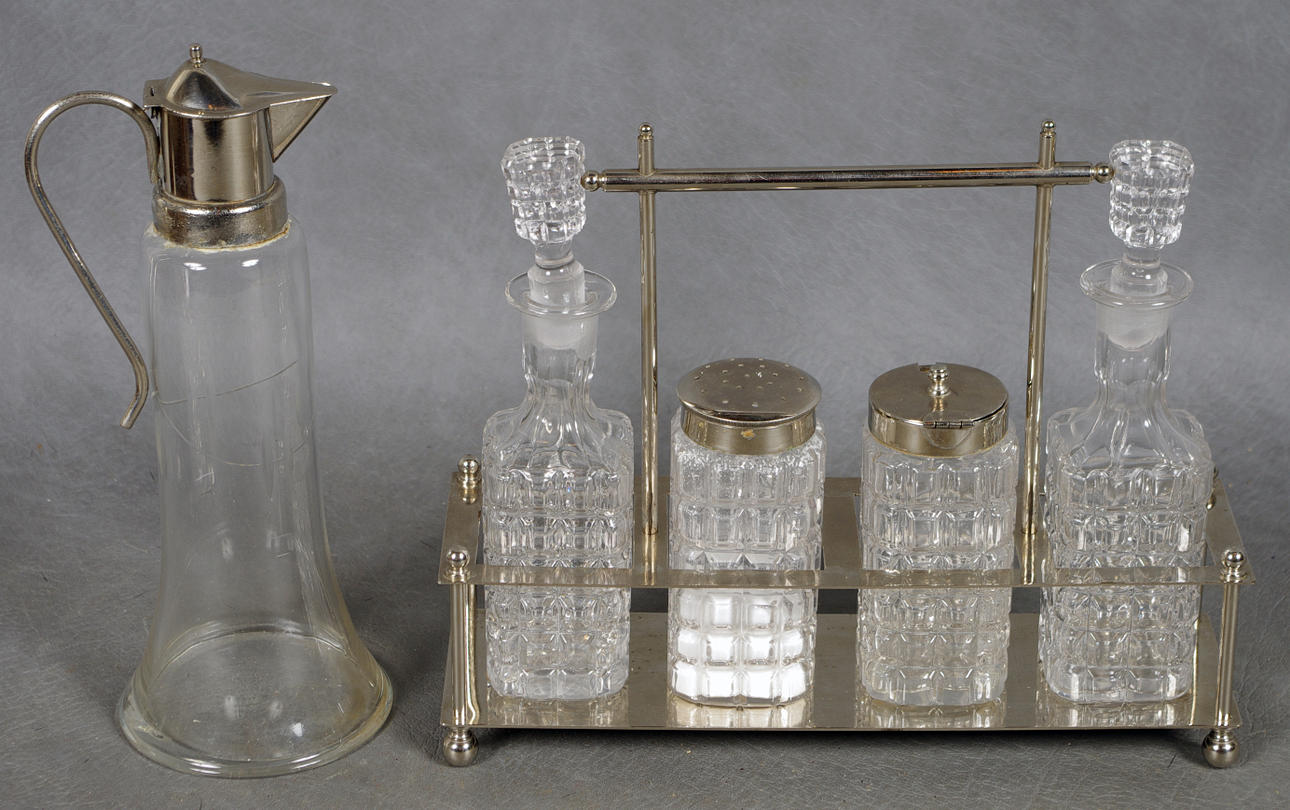 BORDSSURTOUT SAMT KANNA, nysilver och glas, 1900-tal.