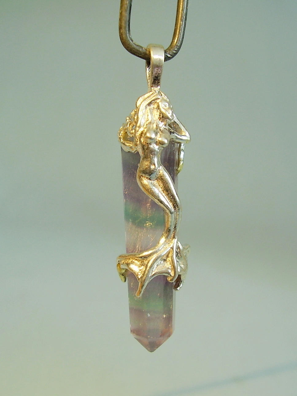 FLUORIT ANHÄNGER MIT MEERJUNGFRAU.