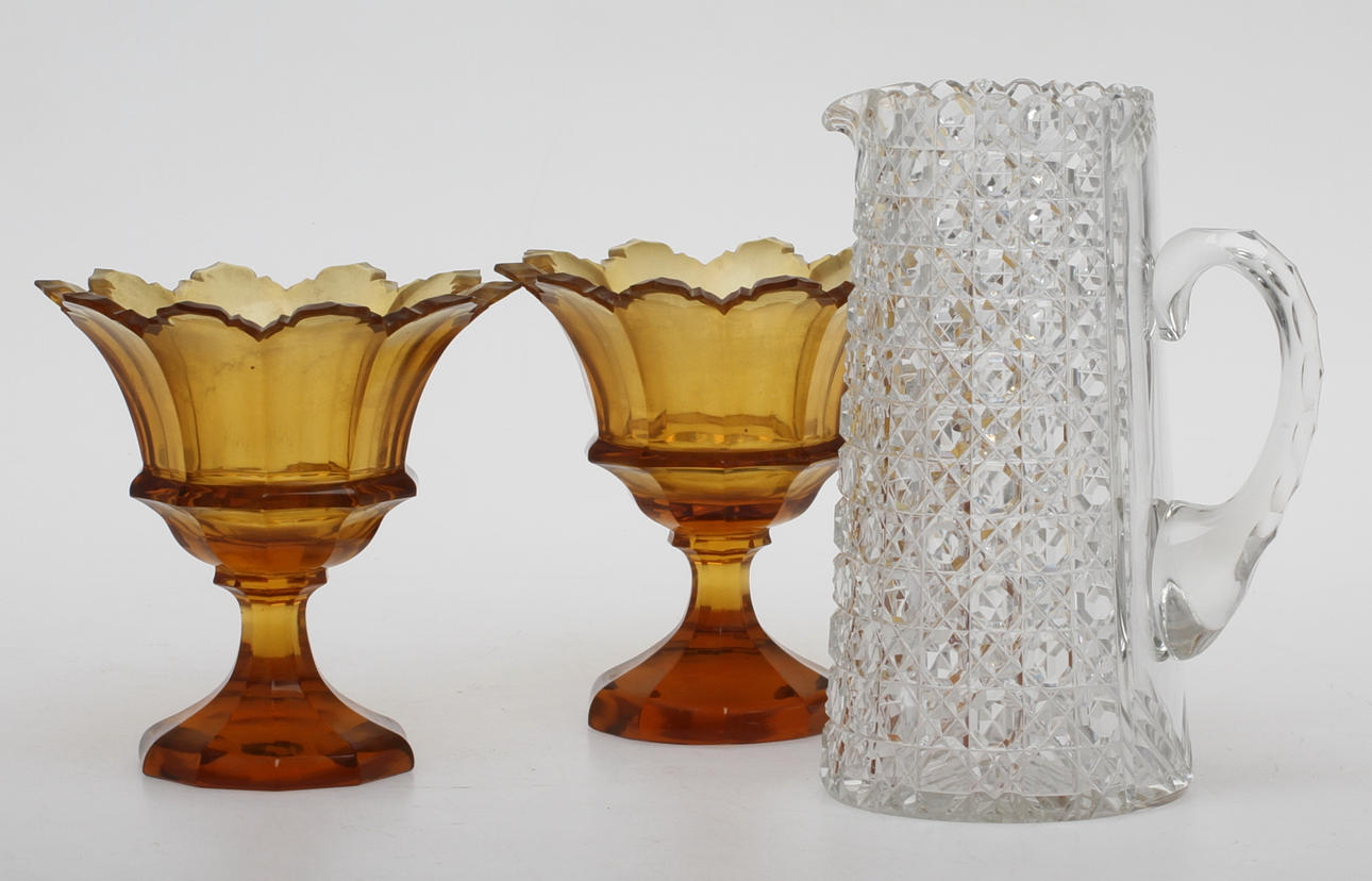 TILLBRINGARE samt SKÅLAR PÅ FOT 1 par, glas, 1900-talets första del.