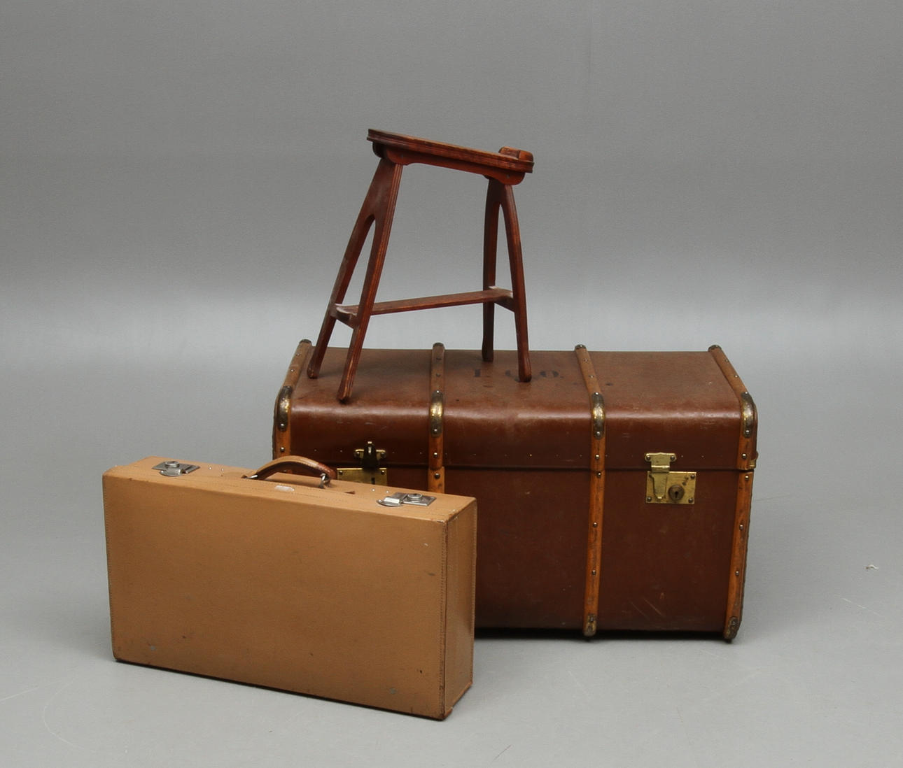 KOFFERT, RESVÄSKA samt SKOPUTSSTÄLL, 1900-tal.