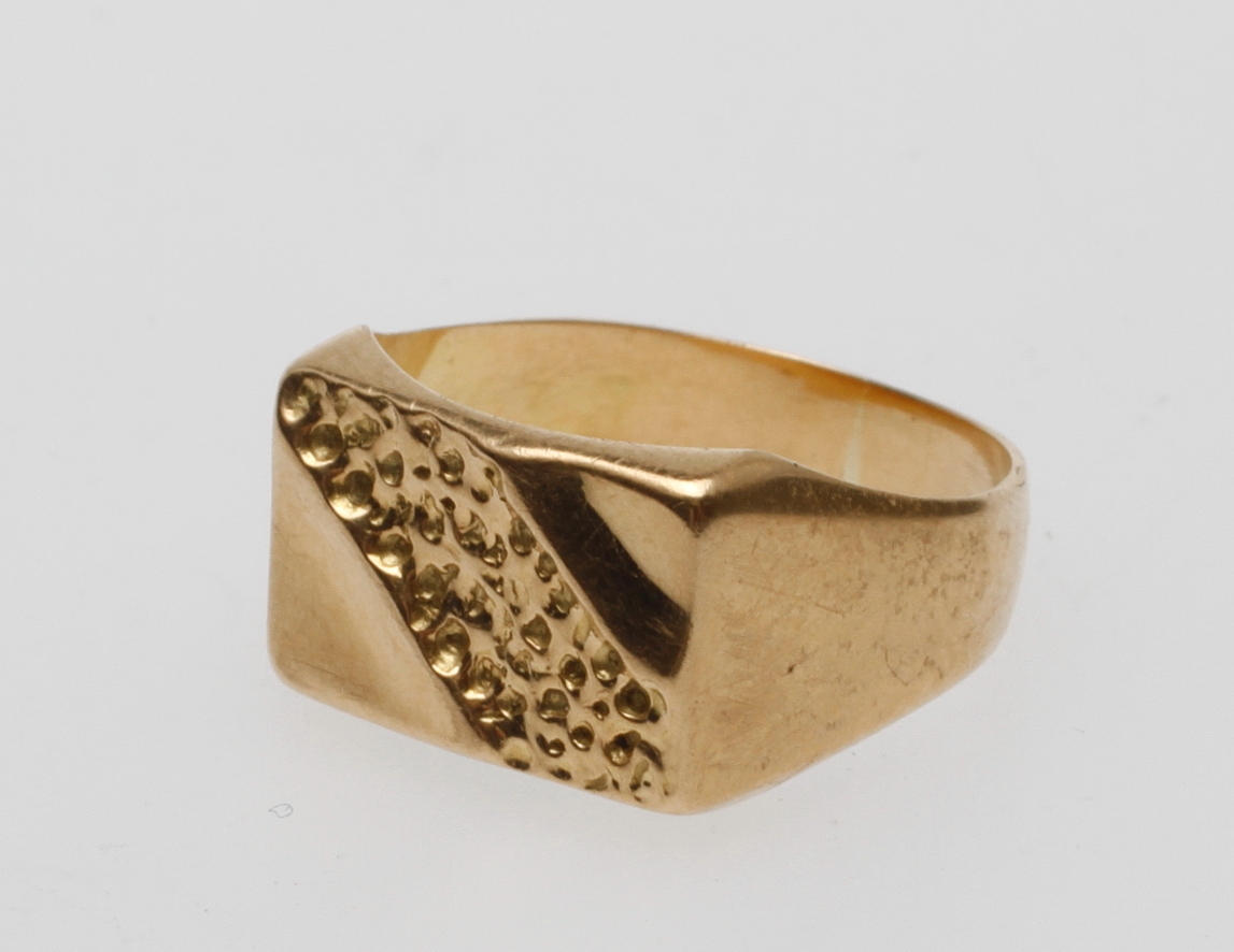 KLACKRING, 18k guld, vikt ca 2,7 gr.