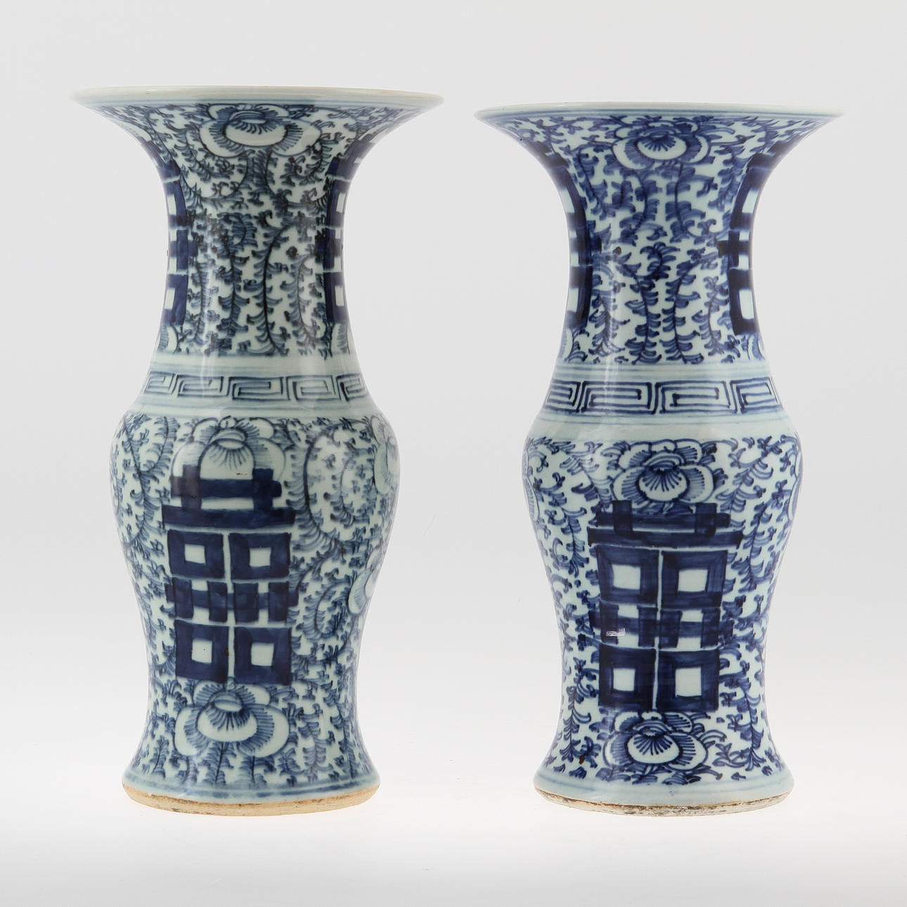 TULPANVASER, 2 st snarlika, Kina, 1800-tal.