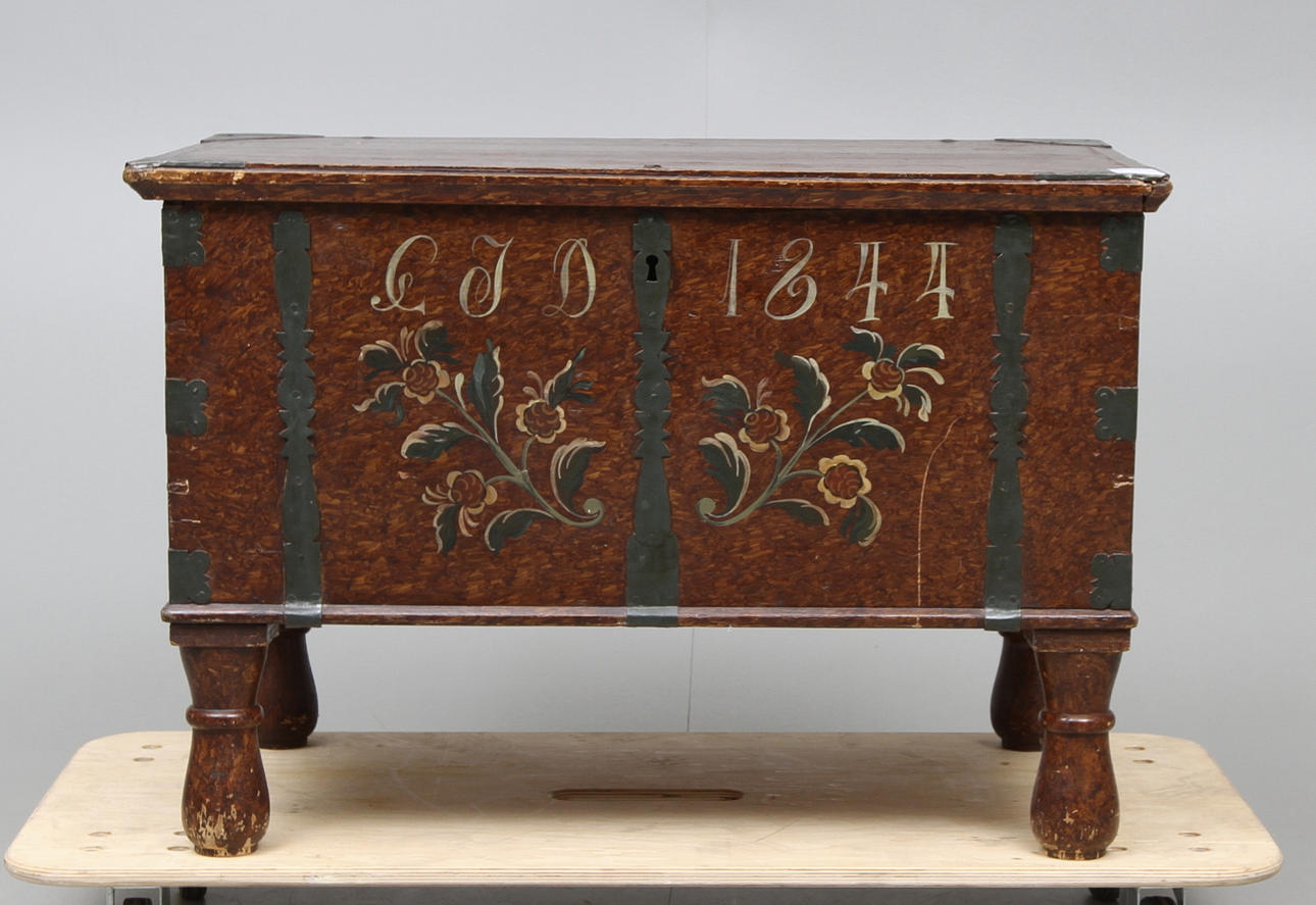 KISTA PÅ BEN, allmoge, 1800-tal.