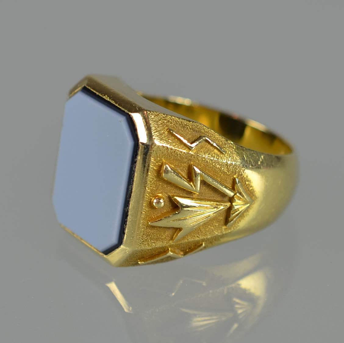 ART DECO RING MIT LAGENSTEIN.