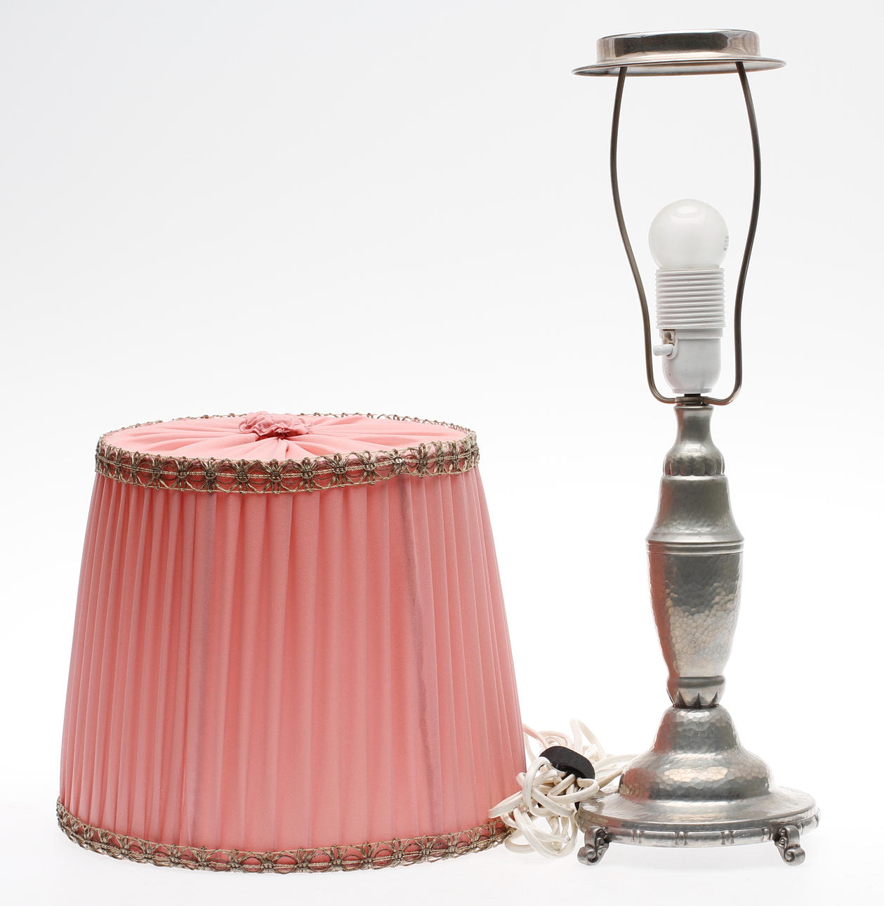 BORDSLAMPA, tenn, 1900-talets första hälft.