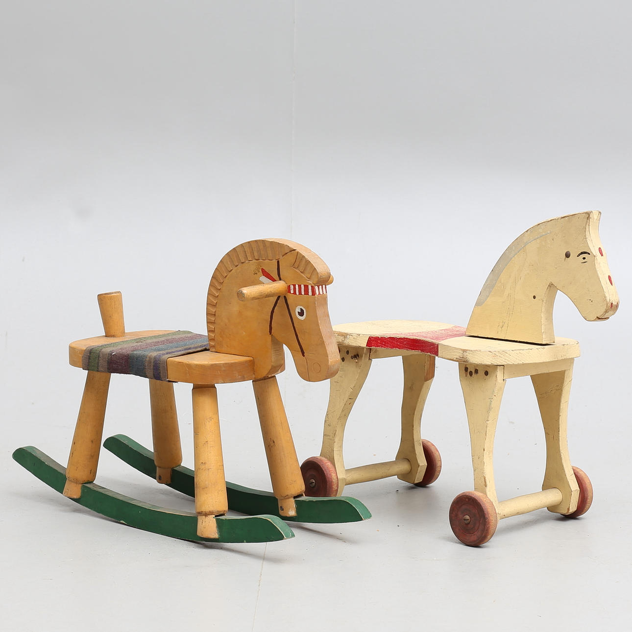 GUNGHÄSTAR, 2 st, trä, 1900-talets mitt.