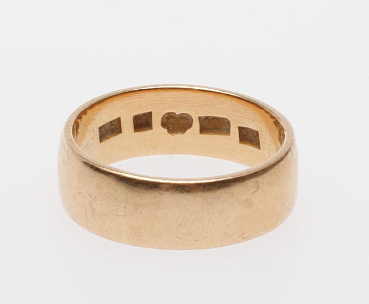 RING, 18k guld, vikt ca 8 gr.